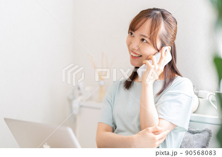 女性 ノートパソコン ベッド 通話 女性 ノートパソコン ベッド 通話 90568083