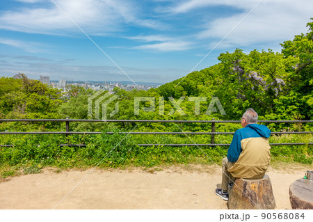 大年寺山公園 展望広場 休憩 新緑 春 大年寺山公園 展望広場 休憩 新緑 春 90568084