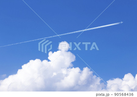 青空に飛行機雲 青空に飛行機雲 90568436