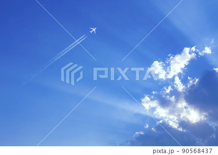 青空に飛行機雲 90568437