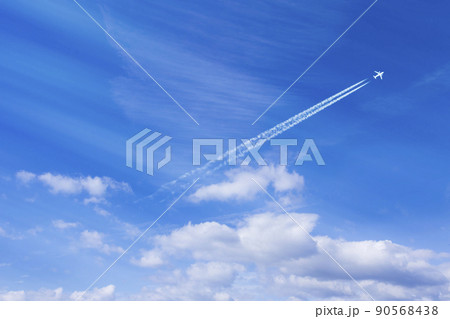 青空に飛行機雲 90568438