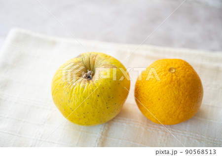 古くなった林檎とミカン 90568513