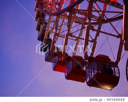 夕方の葛西臨海公園の大観覧車 夕方の葛西臨海公園の大観覧車 90568688