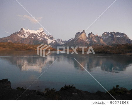 チリのパイネ国立公園のぺオエ湖の朝の風景⑬ 90571848