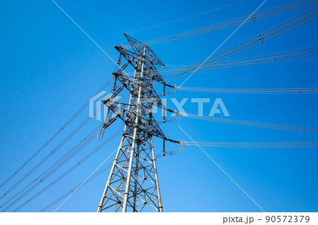 変電所に隣接する送電鉄塔と高圧線と青空 a-1 変電所に隣接する送電鉄塔と高圧線と青空 a-1 90572379