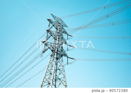 変電所に隣接する送電鉄塔と高圧線と青空 a-2 ライトカラー 変電所に隣接する送電鉄塔と高圧線と青空 a-2 ライトカラー 90572380