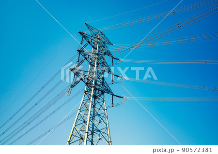 変電所に隣接する送電鉄塔と高圧線と青空　a-3 暖色寒色強調 90572381
