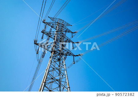 変電所に隣接する送電鉄塔と高圧線と青空 b-1 変電所に隣接する送電鉄塔と高圧線と青空 b-1 90572382