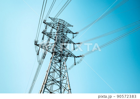 変電所に隣接する送電鉄塔と高圧線と青空　b-2 ライトカラー 90572383