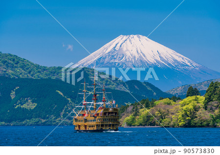 （神奈川県）芦ノ湖遊覧船と富士山 90573830