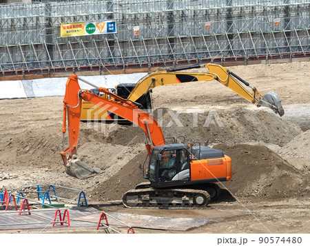 大規模ビルの基礎工事 90574480