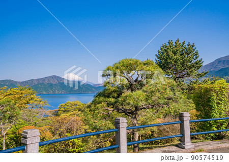 （神奈川県）新緑の箱根恩賜公園から眺める富士山 90574519