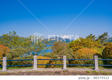 （神奈川県）新緑の箱根恩賜公園から眺める富士山 90574522