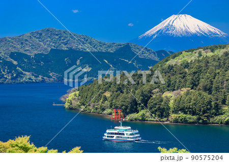 (神奈川県)芦ノ湖の遊覧船と富士山 (神奈川県)芦ノ湖の遊覧船と富士山 90575204