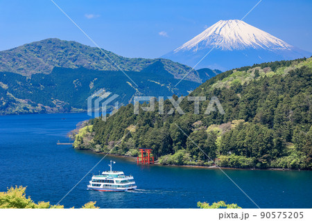 （神奈川県）芦ノ湖の遊覧船と富士山 90575205