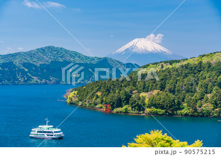 （神奈川県）芦ノ湖の遊覧船と富士山 90575215
