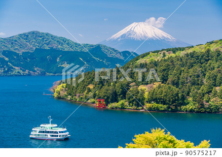 （神奈川県）芦ノ湖の遊覧船と富士山 90575217