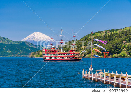 （神奈川県）芦ノ湖・元箱根港から眺める富士山 90575949