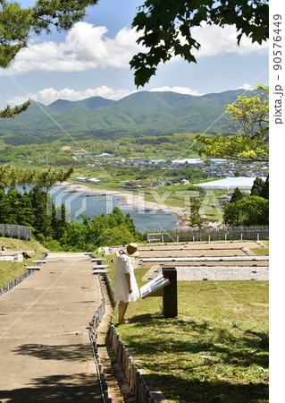 初夏の北海道上ノ国町で史跡勝山舘遺跡公園と女性の居る風景を撮影 90576449