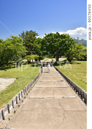 初夏の北海道上ノ国町で史跡勝山舘遺跡公園と女性の居る風景を撮影 90576450