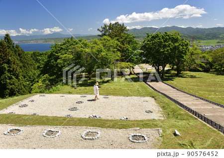 初夏の北海道上ノ国町で史跡勝山舘遺跡公園と女性の居る風景を撮影 90576452