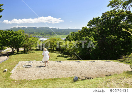 初夏の北海道上ノ国町で史跡勝山舘遺跡公園と女性の居る風景を撮影 初夏の北海道上ノ国町で史跡勝山舘遺跡公園と女性の居る風景を撮影 90576455