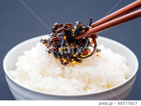 ごま昆布の佃煮がのったご飯 90577627