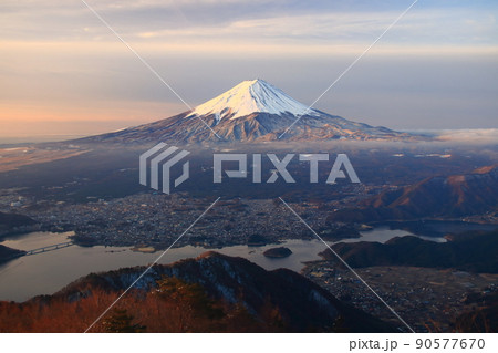 御坂山地から見る富士山と河口湖の朝 御坂山地から見る富士山と河口湖の朝 90577670