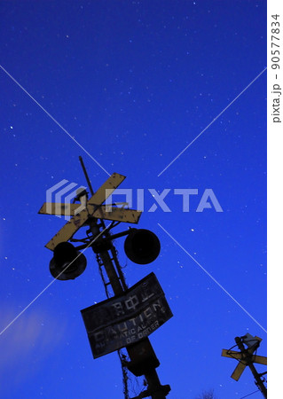 旧国鉄日中線の廃線跡に残された廃踏切と満天の星空 90577834