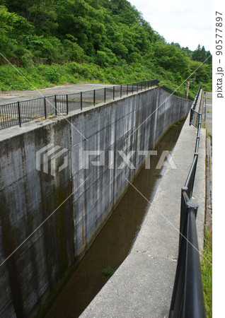 六月の大谷ダム 富山県黒部市 六月の大谷ダム 富山県黒部市 90577897