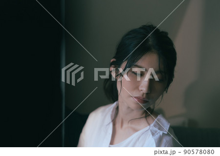 窓辺に佇む女性のポートレート 窓辺に佇む女性のポートレート 90578080