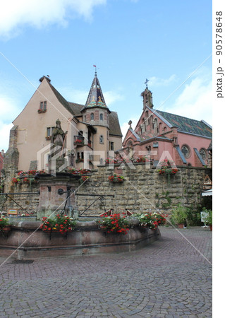 フランスのエギスハイムのステンドグラス 90578648