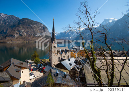 Hallstatt village on Hallstatter lake in Austrian Alps 90579114
