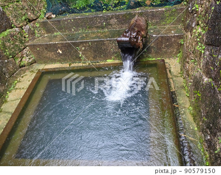 沖縄　首里城公園　瑞泉門前の龍樋（りゅうひ） 90579150