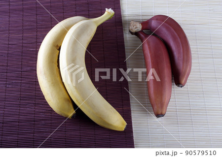 Red and yellow bananas 90579510