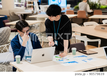 会議の準備に追われる総務スタッフ 90579639