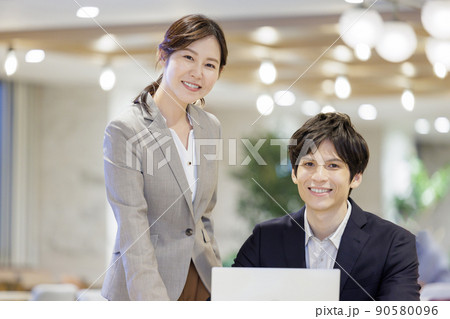 ビジネスイメージ　笑顔　男女 90580096