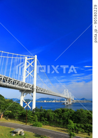 【香川県】晴天の瀬戸大橋（南備讃瀬戸大橋と北備讃瀬戸大橋） 90580229