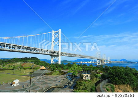 【香川県】晴天の瀬戸大橋（南備讃瀬戸大橋と北備讃瀬戸大橋） 90580261