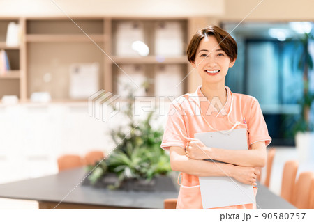 カルテを持つミドルの女性 カルテを持つミドルの女性 90580757