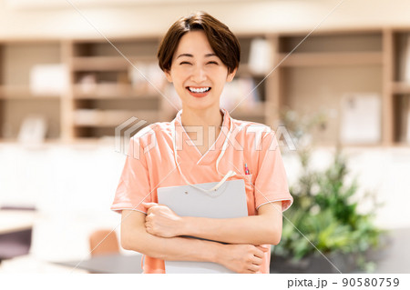 カルテを持つミドルの女性 90580759