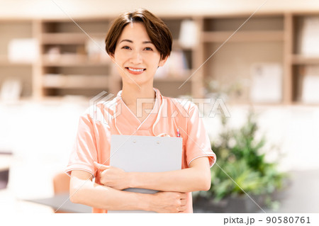 カルテを持つミドルの女性 90580761
