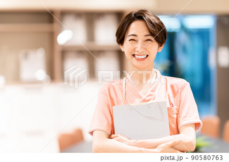 カルテを持つミドルの女性 90580763