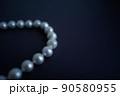 暗いネイビーの背景に白い淡水真珠のネックレス暗いネイビーの背景に白い淡水真珠のネックレス 90580955
