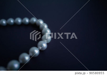 暗いネイビーの背景に白い淡水真珠のネックレス暗いネイビーの背景に白い淡水真珠のネックレス 暗いネイビーの背景に白い淡水真珠のネックレス暗いネイビーの背景に白い淡水真珠のネックレス 90580955