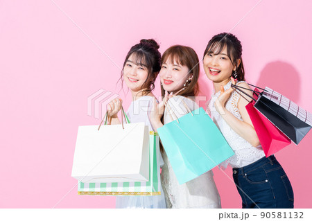 買い物する若い女性 買い物する若い女性 90581132