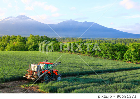 【北海道上富良野町】十勝岳連邦とトラクター 90581573