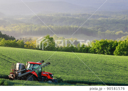 【北海道上富良野町】十勝岳連邦とトラクター 90581576