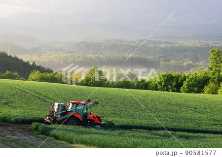 【北海道上富良野町】十勝岳連邦とトラクター 90581577