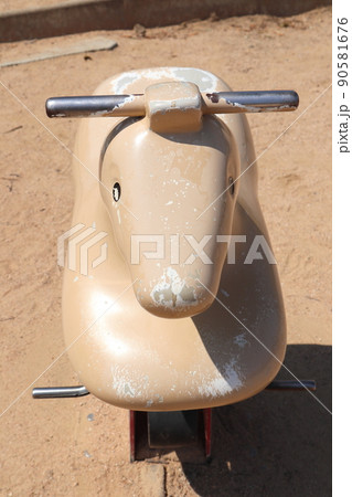 日本の公園の遊具　馬のロッキング遊具　正面から撮影 90581676